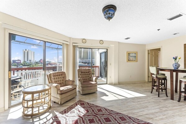 شقة - سرير كبير مع أريكة سرير (1302B St Thomas Square) | غرفة المعيشة