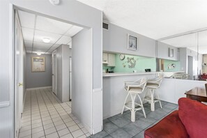 Talo (Moondrifter 205) | Yksityinen keittiö | Jääkaappi, mikroaaltouuni, liesi, astianpesukone