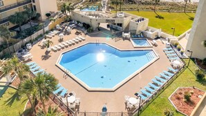 Un hôtel doté d’une grande piscine centrale, de plusieurs espaces de détente et offrant une vue sur la plage.