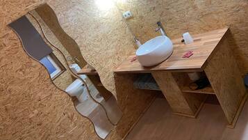 Basic Studio | Bathroom