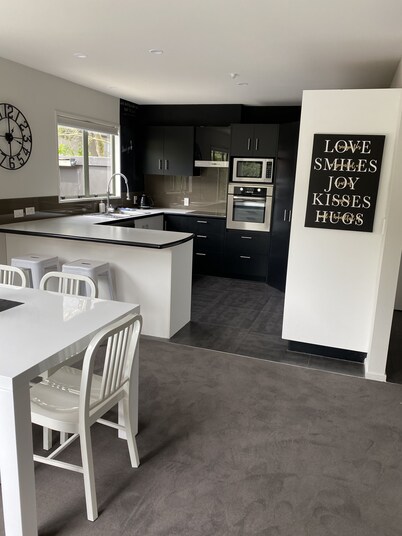 Large luxury family friendly townhouse close to Hagley park and town