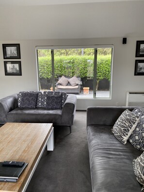 TV, DVD player, books, stereo - Large luxury family friendly townhouse close to Hagley park and town  (Christchurch)