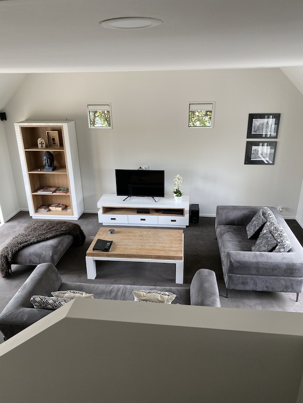 TV, DVD player, books, stereo