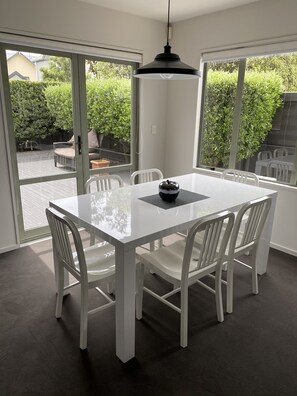 Dining - Large luxury family friendly townhouse close to Hagley park and town  (Christchurch)