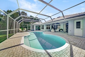 Outdoor pool, a heated pool - Heated Pool in Luxurious home, 3 minutes to beach (Englewood)