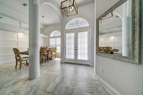 Heated Pool in Luxurious home, 3 minutes to beach