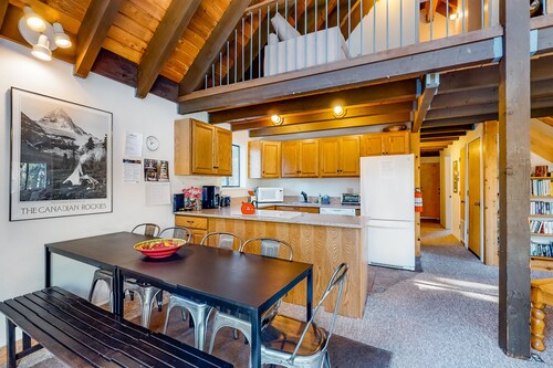 Charming dog-friendly cabin with XC skiing & bike trails outside the door