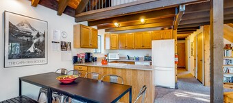 Charming dog-friendly cabin with XC skiing & bike trails outside the door