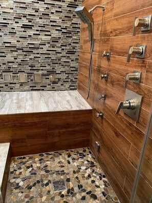 Combined shower/bathtub, jetted bath, hair dryer, towels - Long-range mtn views, huge deck, spa, play room, 1 mile to ski resort & trails (Beech Mountain)
