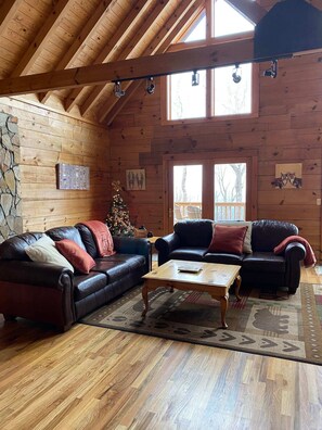 Smart TV, fireplace, video-game console, books - Long-range mtn views, huge deck, spa, play room, 1 mile to ski resort & trails (Beech Mountain)