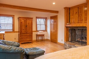 4 habitaciones, tabla de planchar con plancha, cunas y cuna de viaje 