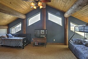 11 bedrooms, travel crib, WiFi, bed sheets