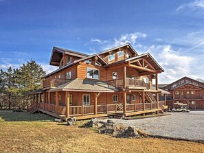 Exterior - Kings River Lodge North” - Spacious 10 Bedroom Log Cabin Across from the Lake! (Shell Knob)