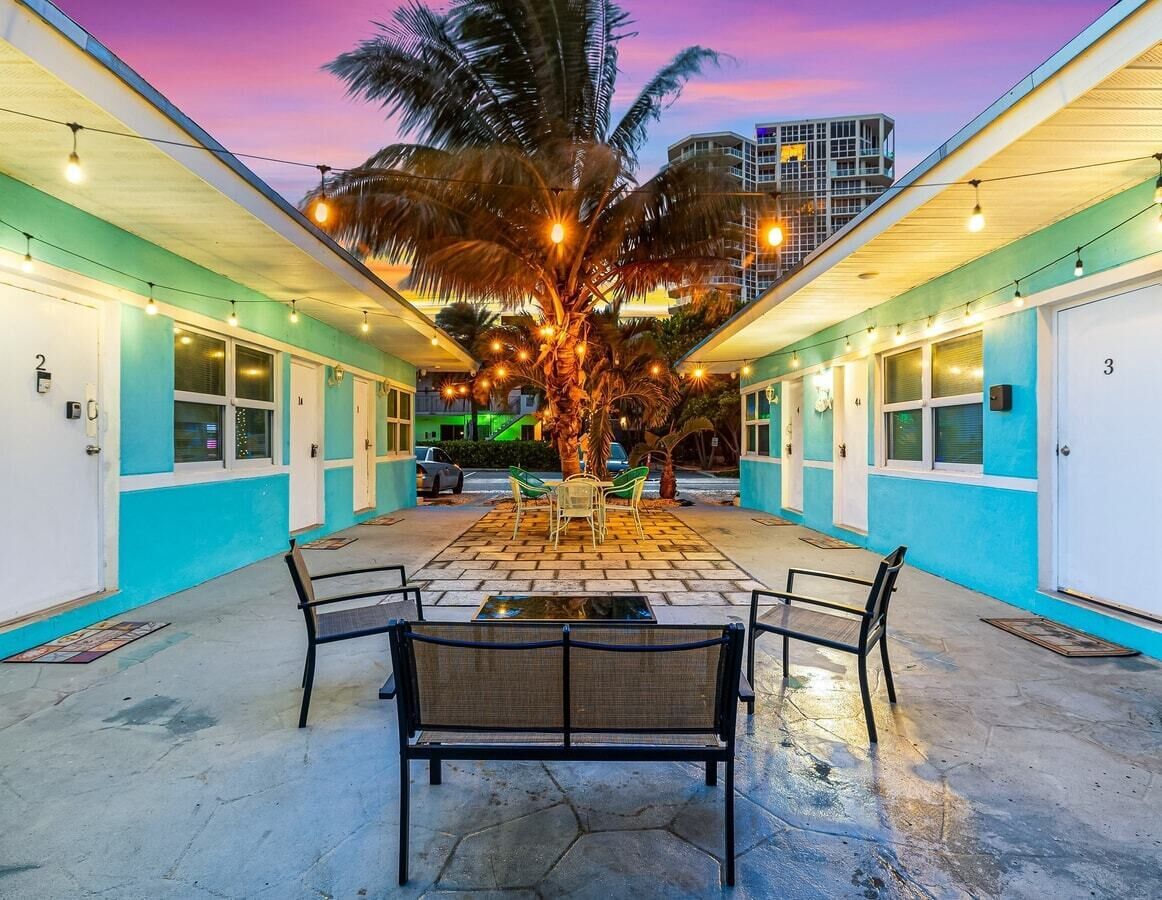 Modern Ocean-side studio, 1BR/1bath, Hollywood, Free Parking + BBQ!