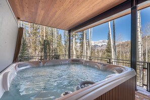 House, 5 Bedrooms | Spa