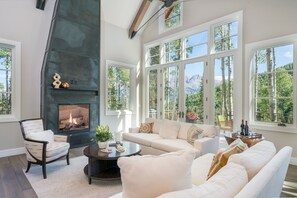 House, 5 Bedrooms | Living room