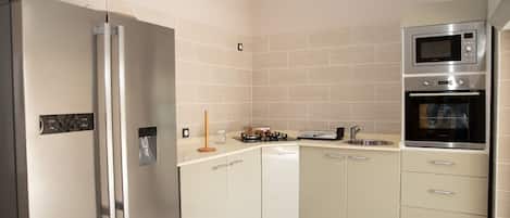 Kühlschrank, Mikrowelle, Ofen, Herdplatte