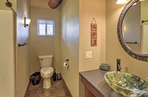 Combined shower/bathtub, hair dryer, towels