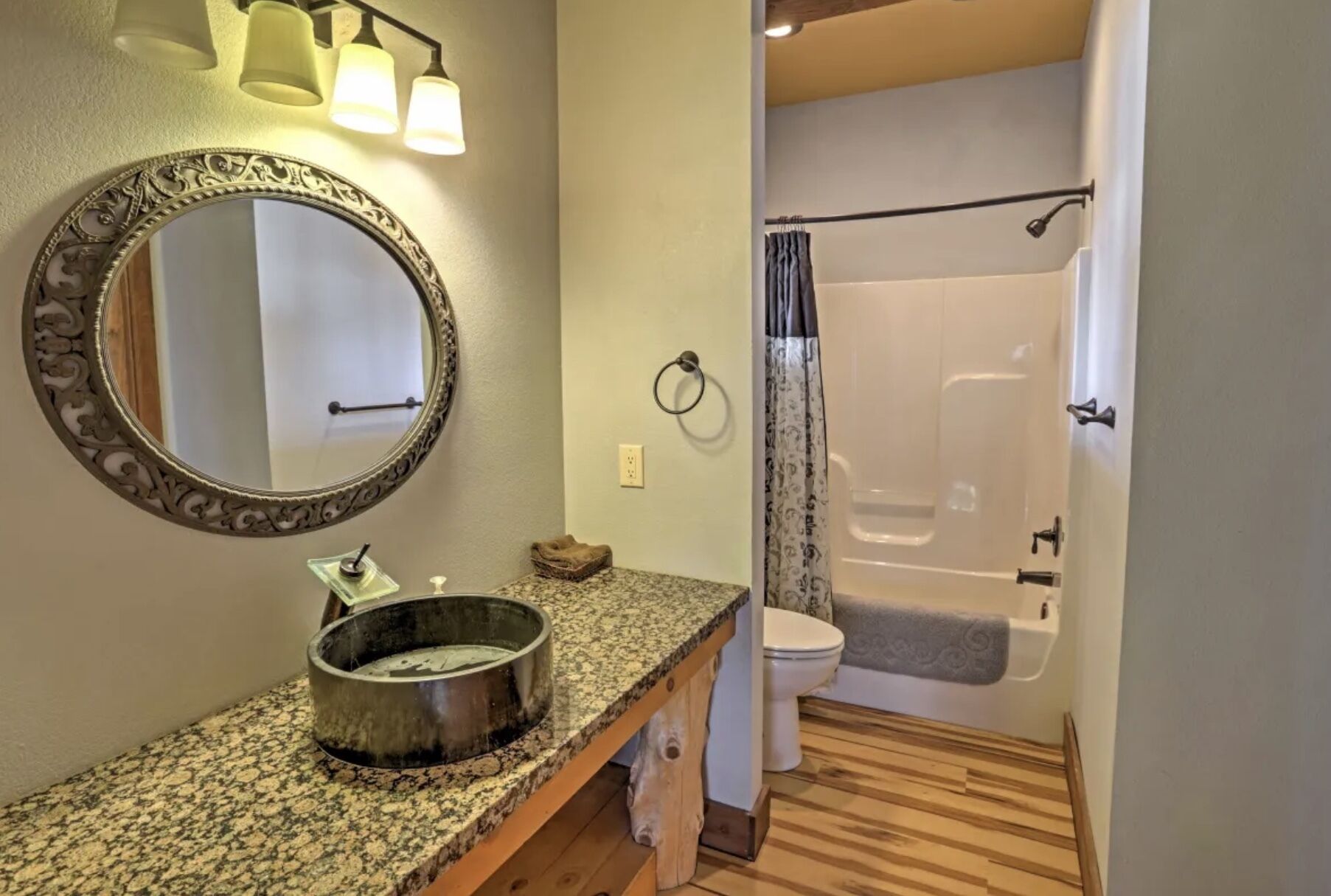 Combined shower/bathtub, hair dryer, towels