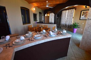 Microwave, cookware/dishes/utensils
