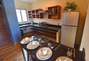 Room | Private kitchen | Microwave, cookware/dishes/utensils