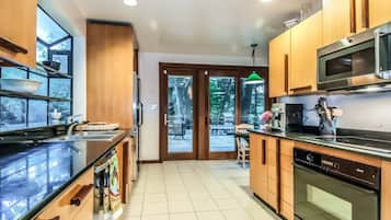 Een koelkast, een magnetron, een oven, een kookplaat