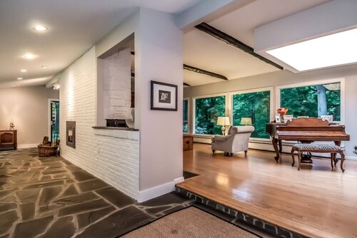 Private retreat minutes from GW P/way, DC, airport