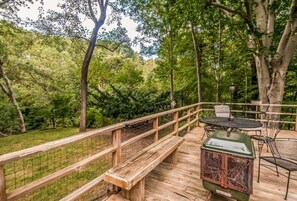 Outdoor dining - Private retreat minutes from GW P/way, DC, airport (McLean)