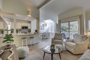 Smart TV - Gorgeous pet friendly villa - short walk to the beach and oceanfront pool! (Hilton Head Island)