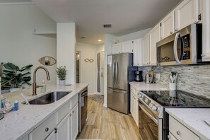 Fridge, microwave, oven, stovetop - Gorgeous pet friendly villa - short walk to the beach and oceanfront pool! (Hilton Head Island)