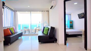 Comfort Apartment, 1 Bedroom (1722-A) piso 17 | Living area | 32-inch TV with cable channels