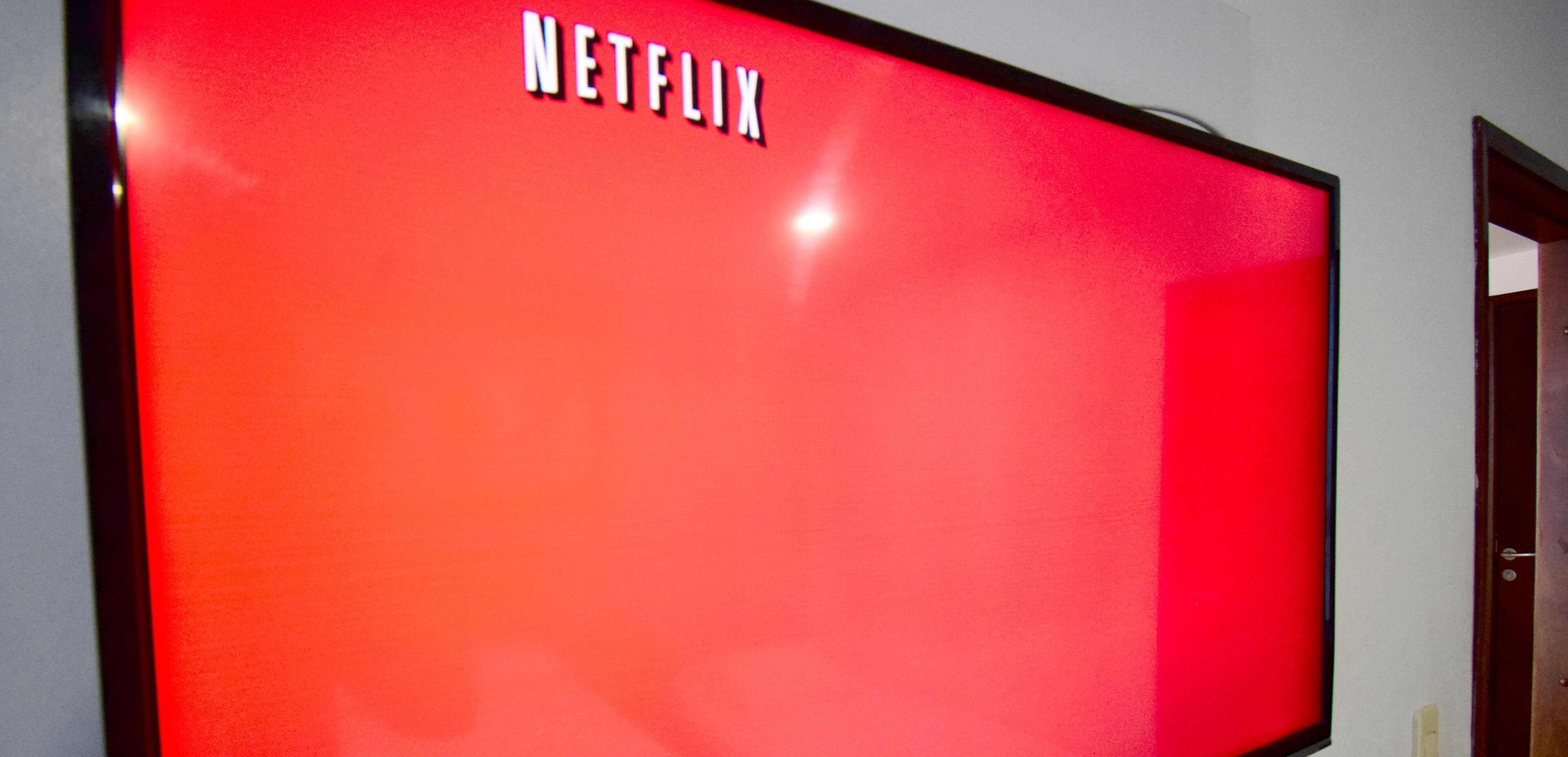 Un mur rouge orné du logo de Netflix.