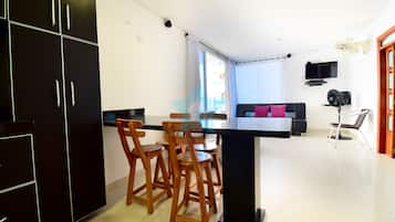 Apartamento standard, 1 quarto | Cozinha privada | Geladeira, micro-ondas, fogão, talheres/pratos/utensílios de cozinha