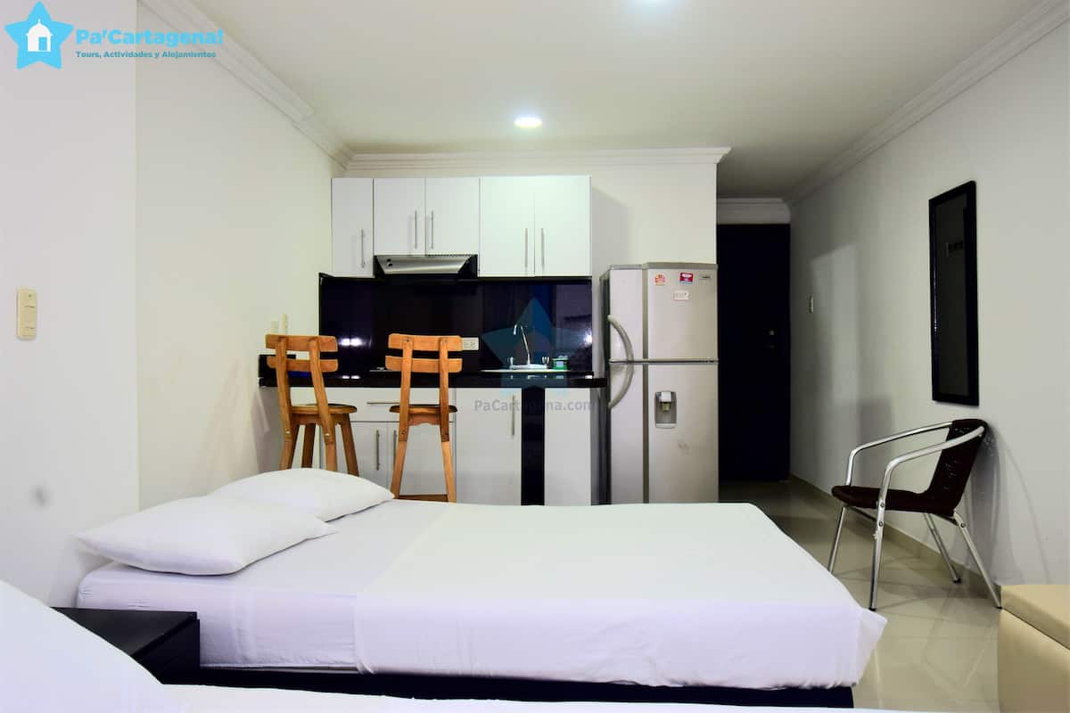 Standard Studio (1722-B) Piso 17 | Private kitchen | Fridge, microwave, oven, cookware/dishes/utensils