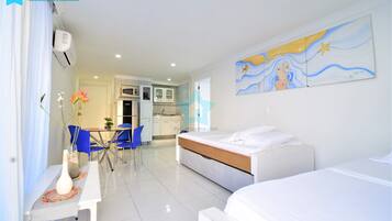 Apartamento panorâmico | Sala de estar | TV 32 polegadas com canais a cabo