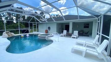 Alberca al aire libre y alberca climatizada