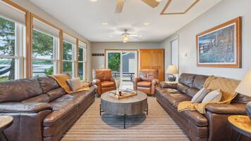 Smart-TV, Kamin, Bücher