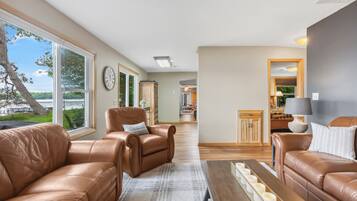 Smart-tv, eldstad och böcker