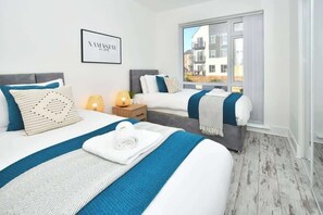 3 bedrooms, iron/ironing board, WiFi, bed sheets - Ivory House (Stoke-on-Trent)