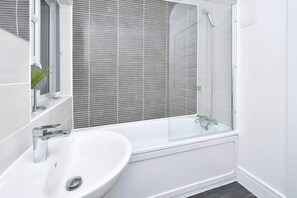 Shower - Ivory House (Stoke-on-Trent)