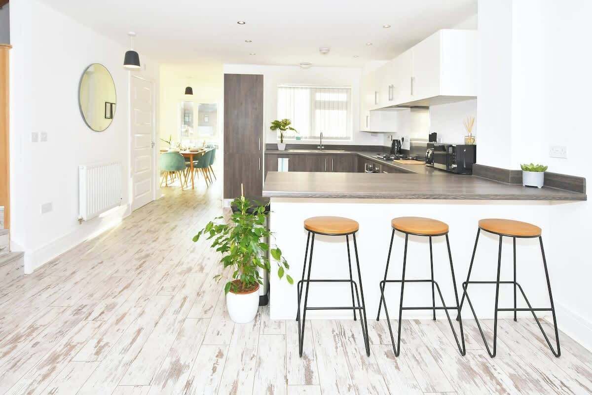 冷蔵庫、電子レンジ、オーブン、コンロ