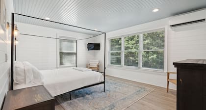 5 Bed, 4.5 Bathroom, In-ground Pool, Gym near Parsons Beach!