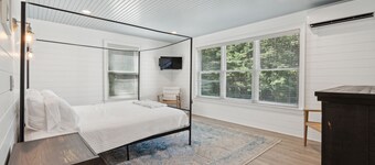5 Bed, 4.5 Bathroom, In-ground Pool, Gym near Parsons Beach!