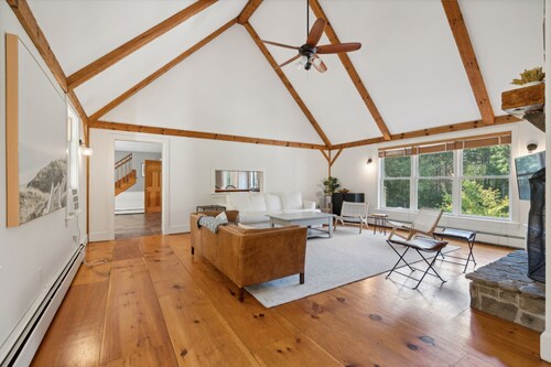 5 Bed, 4.5 Bathroom, In-ground Pool, Gym near Parsons Beach!