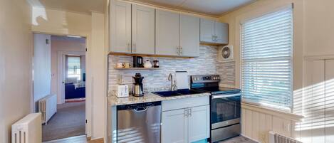 Refrigerador, microondas, horno y parrilla de estufa