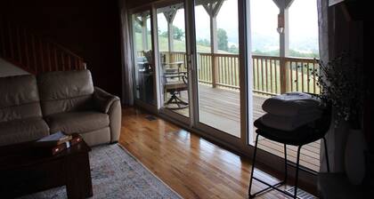 BOONE, NC -Large Cozy Cabin with Beautiful Views!! *5 min drive to downtown