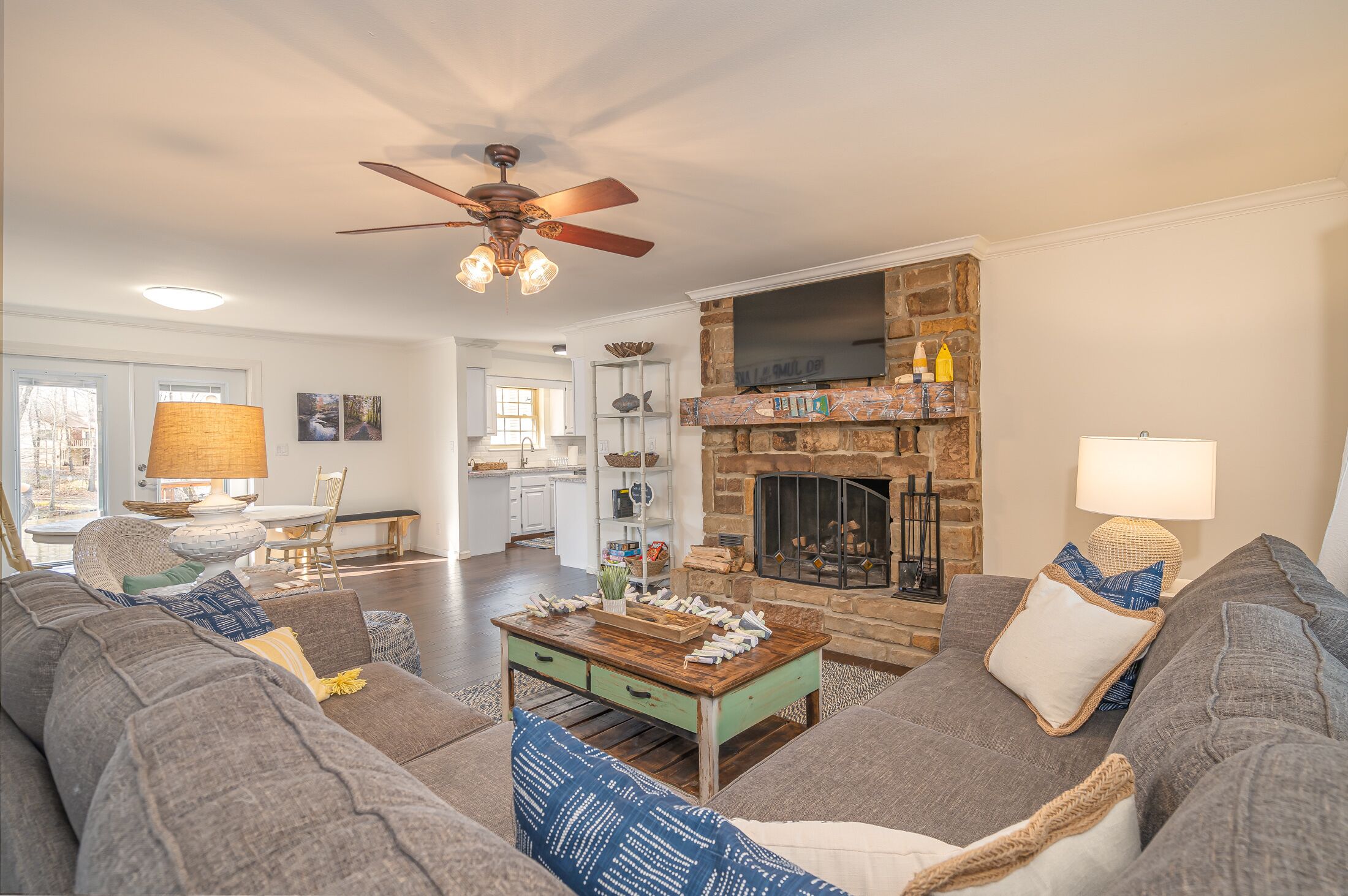 智能電視、壁爐、DVD 播放機、書籍