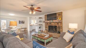 智能電視、壁爐、DVD 播放機、書籍