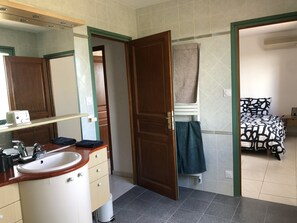 Bañera, secador de pelo, toallas y jabón