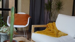 A modern living room with a white sofa, a wooden coffee table, a cactus, and a potted plant. - Family villa between sea and scrubland 15 min Mtp (Combaillaux)